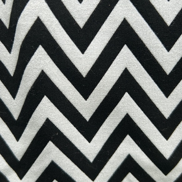 H&M Black and White Chevron Sleeveless Top W/ Peplum Size 6 - Picture 4 of 8